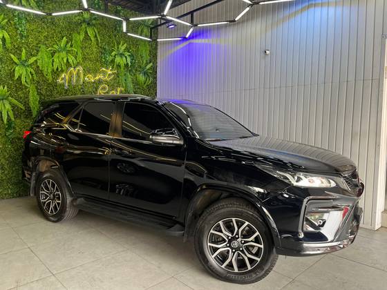 TOYOTA HILUX SW4 2.8 D-4D TURBO DIESEL SRX 7L 4X4 AUTOMÁTICO
